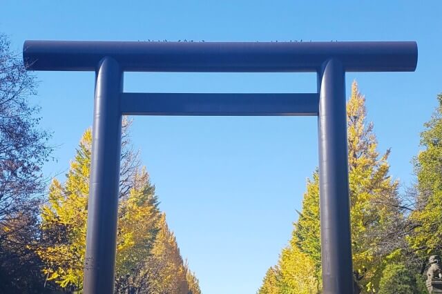 靖国(靖國)神社の紅葉｜黄金のイチョウ並木と紅の神池庭園