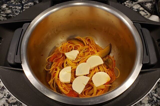 【ホットクック】ナスとトマトとモッツァレラチーズのスパゲッティの料理の手順