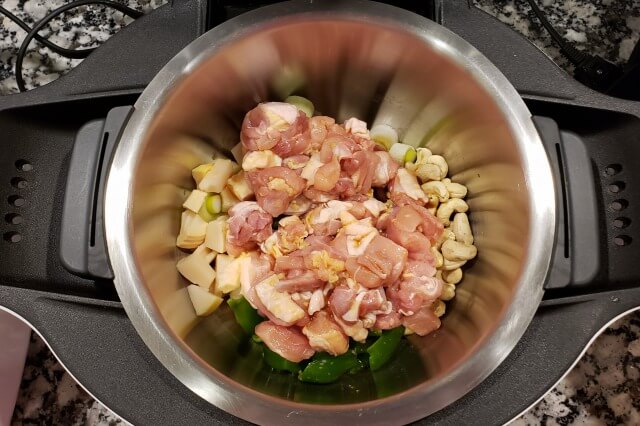 【ホットクック】鶏肉とカシューナッツの炒め煮｜料理の手順