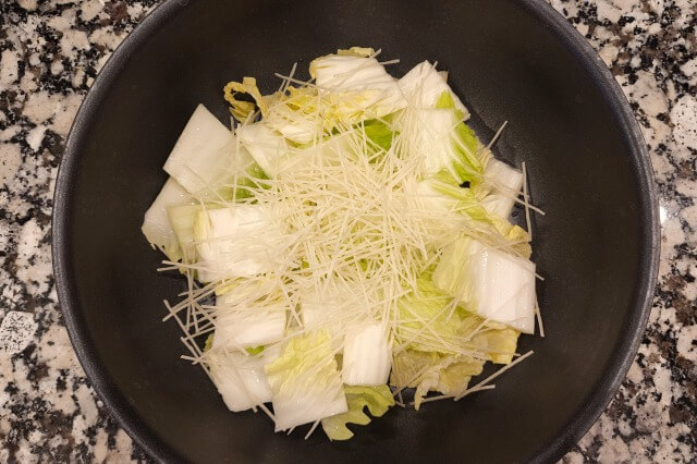 豚肉と白菜と春雨のオイスターソース煮込みの料理の手順