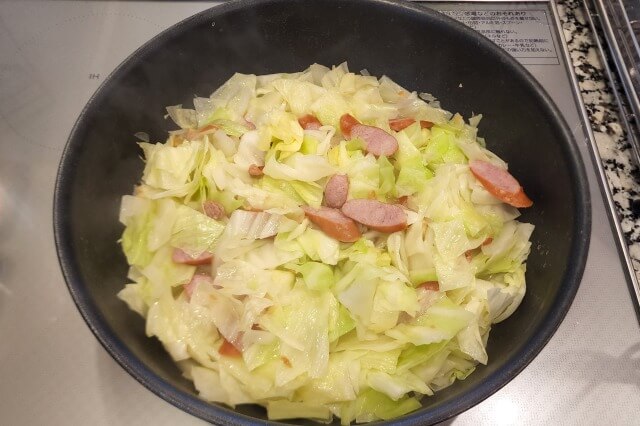 ソーセージとキャベツのパスタの料理の手順