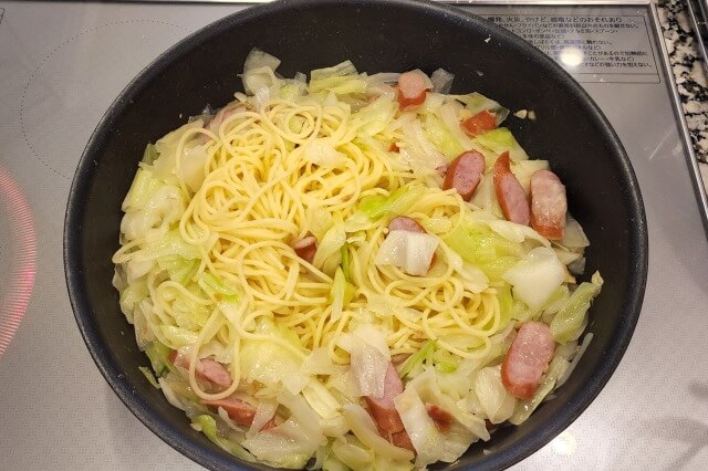 ソーセージとキャベツのパスタの料理の手順