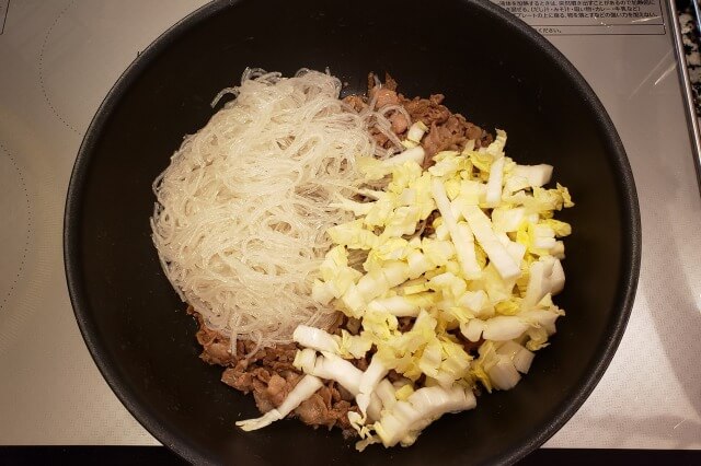 薄切り牛肉・春雨・白菜のオイスターソース炒め｜料理の手順