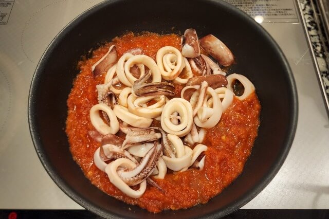 イカのトマト煮込みの料理の手順