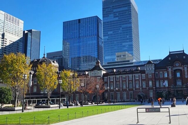 東京駅丸の内駅前広場の紅葉