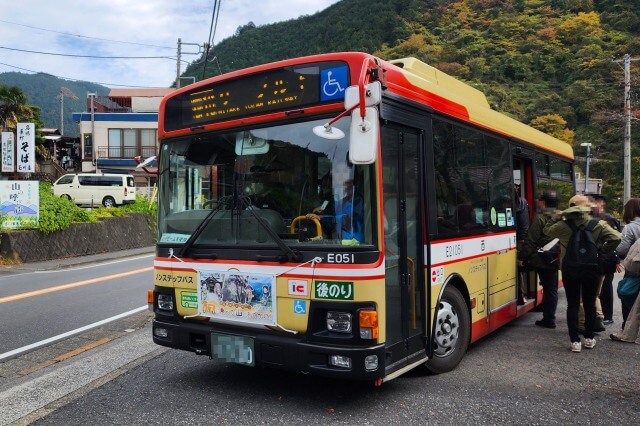 御岳山の紅葉はどれくらい混雑する？