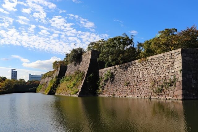 大阪城の建築物を英語で説明