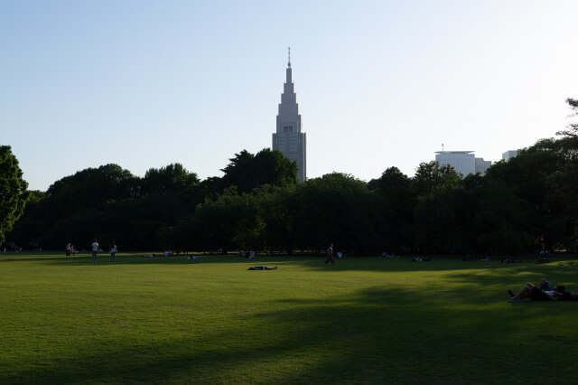 新宿御苑の風景式庭園を英語で説明