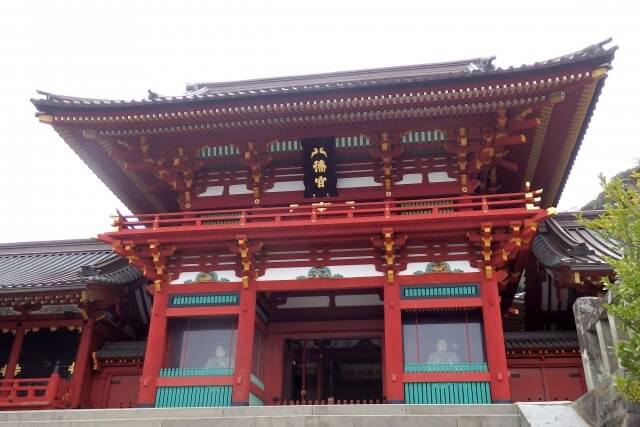 鶴岡八幡宮の祭神を英語で説明