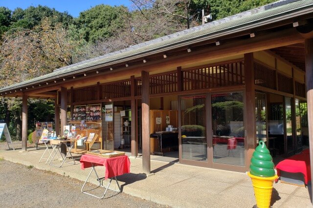 新宿御苑の日本庭園｜２つの茶室「翔天亭」と「楽羽亭」