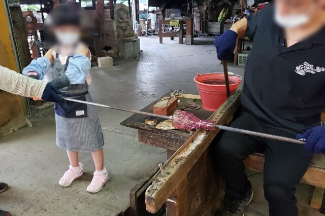 森のガラス館（沖縄県名護市）｜吹きガラス体験の様子