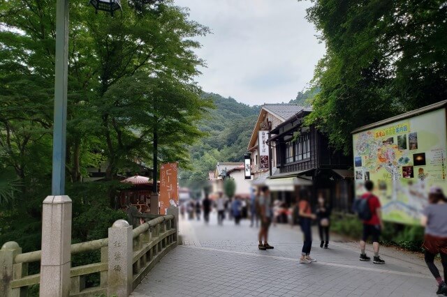 高尾山のケーブルカー・リフト乗り場へ