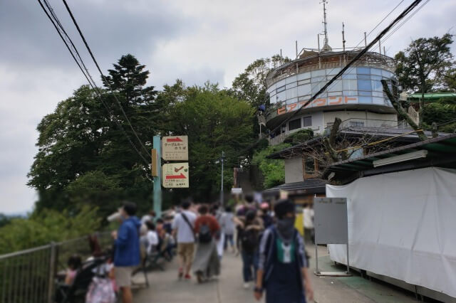 高尾山の1号路で山頂を目指すコース