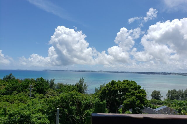 沖縄の伊芸サービスエリア（上り）｜「伊芸S.A物見台」からの景色