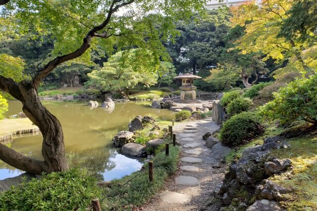 旧古河庭園の日本庭園の心字池｜池の周りを巡りながら鑑賞します