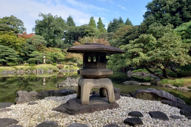 旧古河庭園の日本庭園の心字池｜池の周りを巡りながら鑑賞します