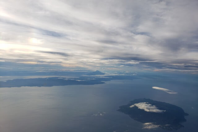 飛行機内から撮った富士山の写真