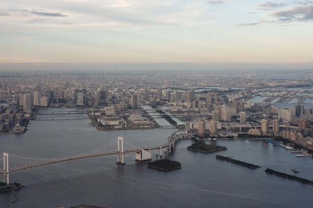 飛行機内から撮ったレインボーブリッジの写真