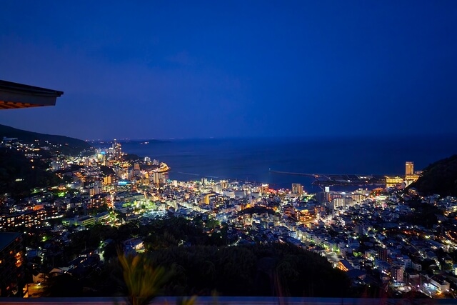 リゾナーレ熱海のソラノビーチ(ブックス＆カフェ)の夜景