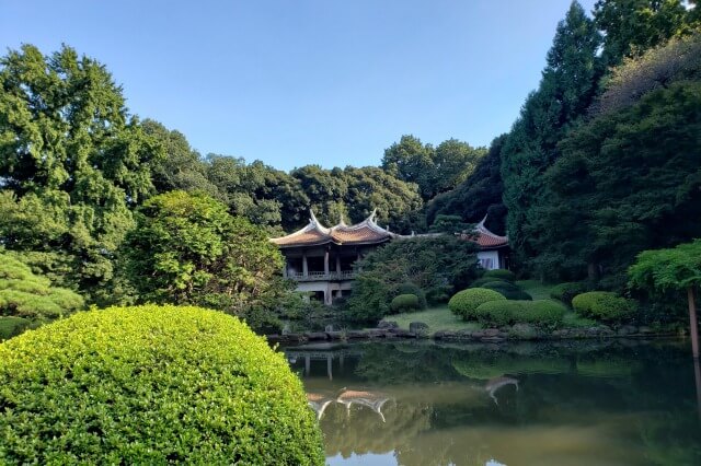 新宿御苑の散歩道｜日本庭園に建つ中国風の建物、旧御凉亭