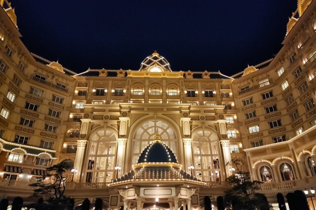 ディズニーランドホテルの夜の風景