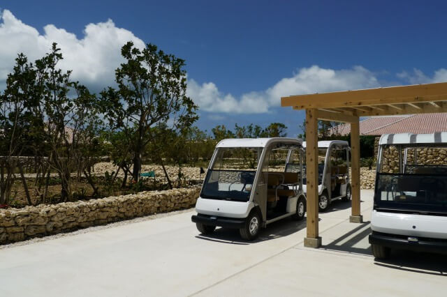 星のや竹富島の専用カートで部屋まで案内されます