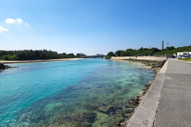 渡口の浜の絶景ビーチ｜防波堤～亀島～砂浜と海