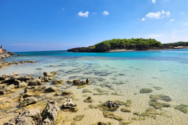 渡口の浜の絶景ビーチ｜防波堤～亀島～砂浜と海