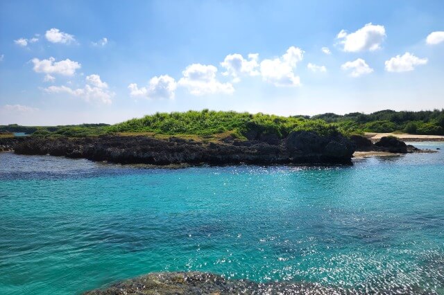 渡口の浜の絶景ビーチ｜防波堤～亀島～砂浜と海