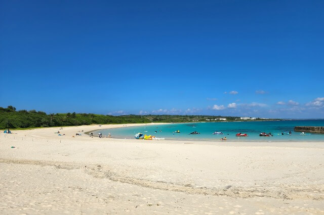 渡口の浜の絶景ビーチ｜防波堤～亀島～砂浜と海