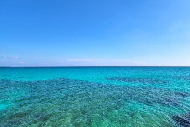 渡口の浜の絶景ビーチ｜防波堤～亀島～砂浜と海