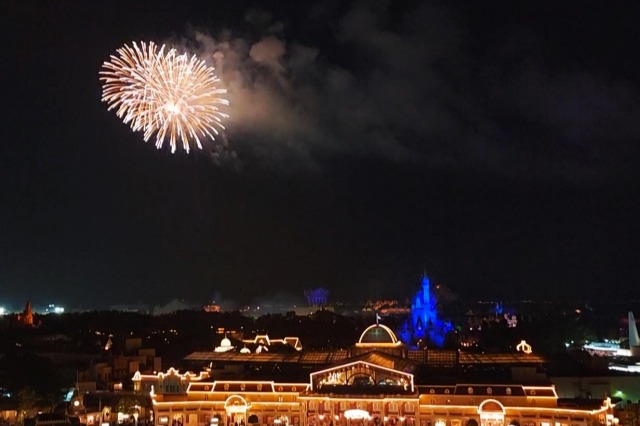 東京ディズニーランドホテルのスイートから見る花火と夜景