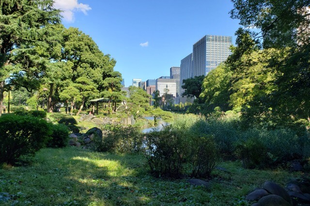 日比谷公園の心字池と周りの風景