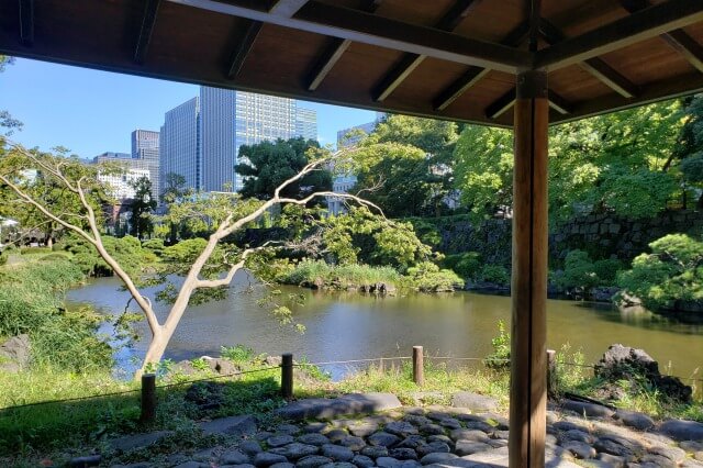 日比谷公園の心字池と周りの風景