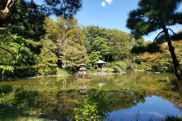 日比谷公園の雲形池と周りの風景