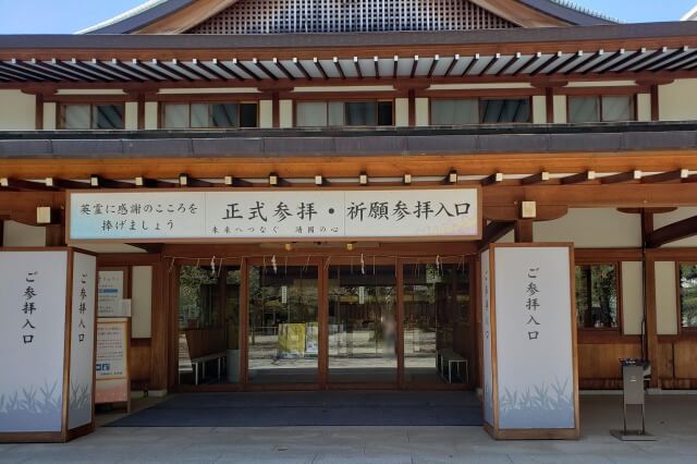 靖国神社の本殿内での参拝（正式参拝）