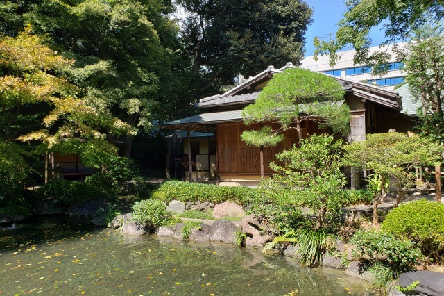 靖国神社の神池庭園｜池には錦鯉が泳ぐ優雅な回遊式庭園