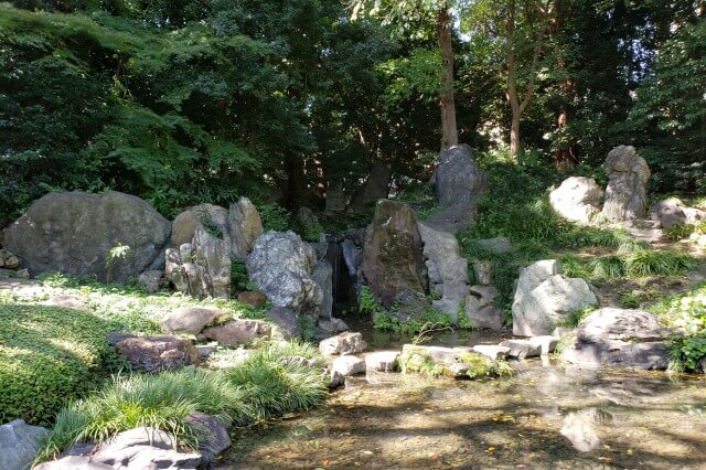 靖国神社の神池庭園｜池には錦鯉が泳ぐ優雅な回遊式庭園