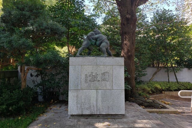 靖国神社の相撲場｜相撲が奉納される相撲場と力士控室の啓照館